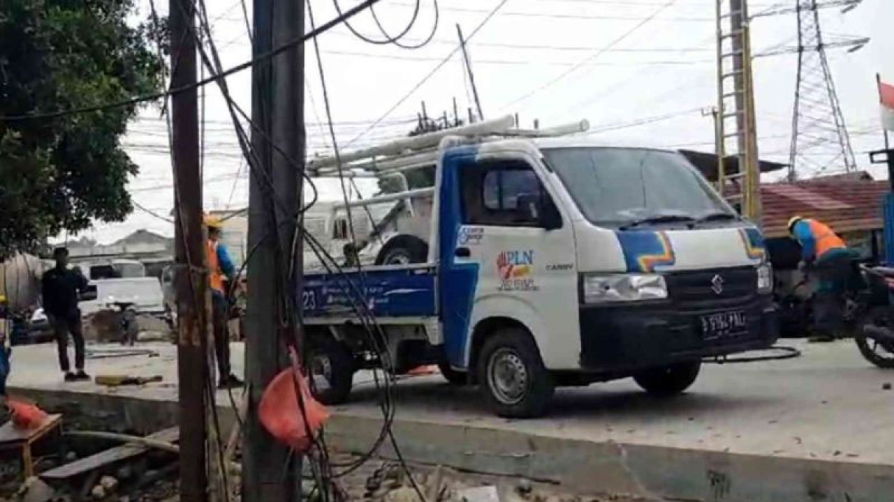 Petugas PLN UP3 Cikarang memindahkan utilitas tiang dan kabel listrik dari badan jalan Ruas Kalimalang dua arah Sesi Tegal Danas di Kecamatan Cikarang Pusat, Kabupaten Bekasi, Jawa Barat, Senin. (ANTARA/Pradita Kurniawan Syah).