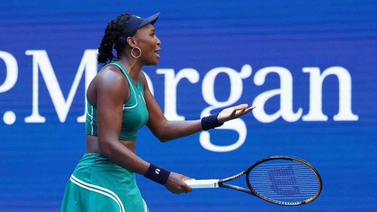 Arsip Foto - Petenis AS Venus Williams bereaksi selama pertandingan babak pertama US Open melawan petenis Belgia Alison Van Uytvanck di Flushing Meadows, New York, Amerika Serikat, Selasa (30/8/2022). ANTARA/REUTERS/Mike Segar/am.