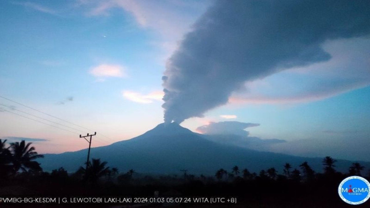Visual Gunung Lewotobi Laki-laki di Flores Timur, NTT, Rabu (3/1/2024). (ANTARA/HO-PVMBG)