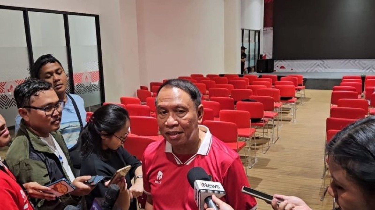 Wakil Ketua Umum PSSI Zainudin Amali menjawab pertanyaan para pewarta setelah mengikuti acara nonton bareng pertandingan Piala Asia 2023 antara timnas Indonesia melawan Jepang, di GBK Arena, Jakarta, Rabu (24/1/2024). (ANTARA/RAUF ADIPATI)