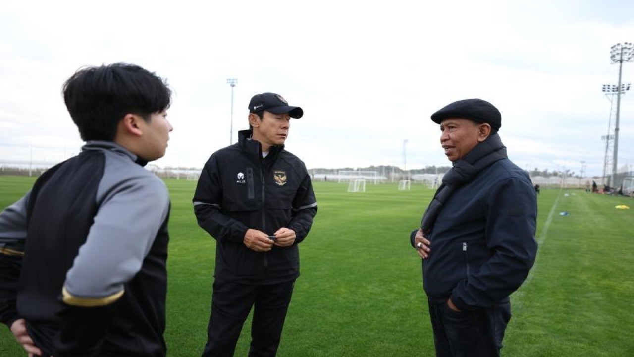 Wakil Ketua Umum PSSI Zainudin Amali (kanan) berbincang-bincang dengan Pelatih Shin Tae-yong (tengah) di Qatar, Rabu (24/1/2024). (ANTARA/HO/PSSI)