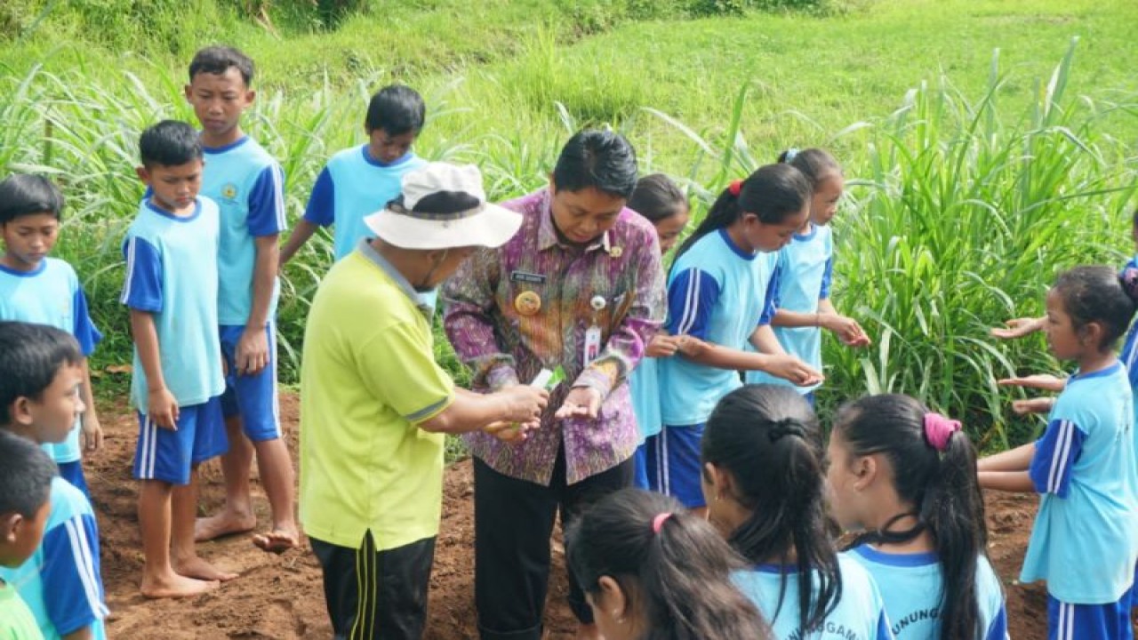 Wakil Bupati Gunungkidul Heri Susanto bersama siswa SD Negeri Gunung Gambar menanam kacang, Jumat (5/1). (ANTARA/HO-Humas Pemkab Gunungkidul)
