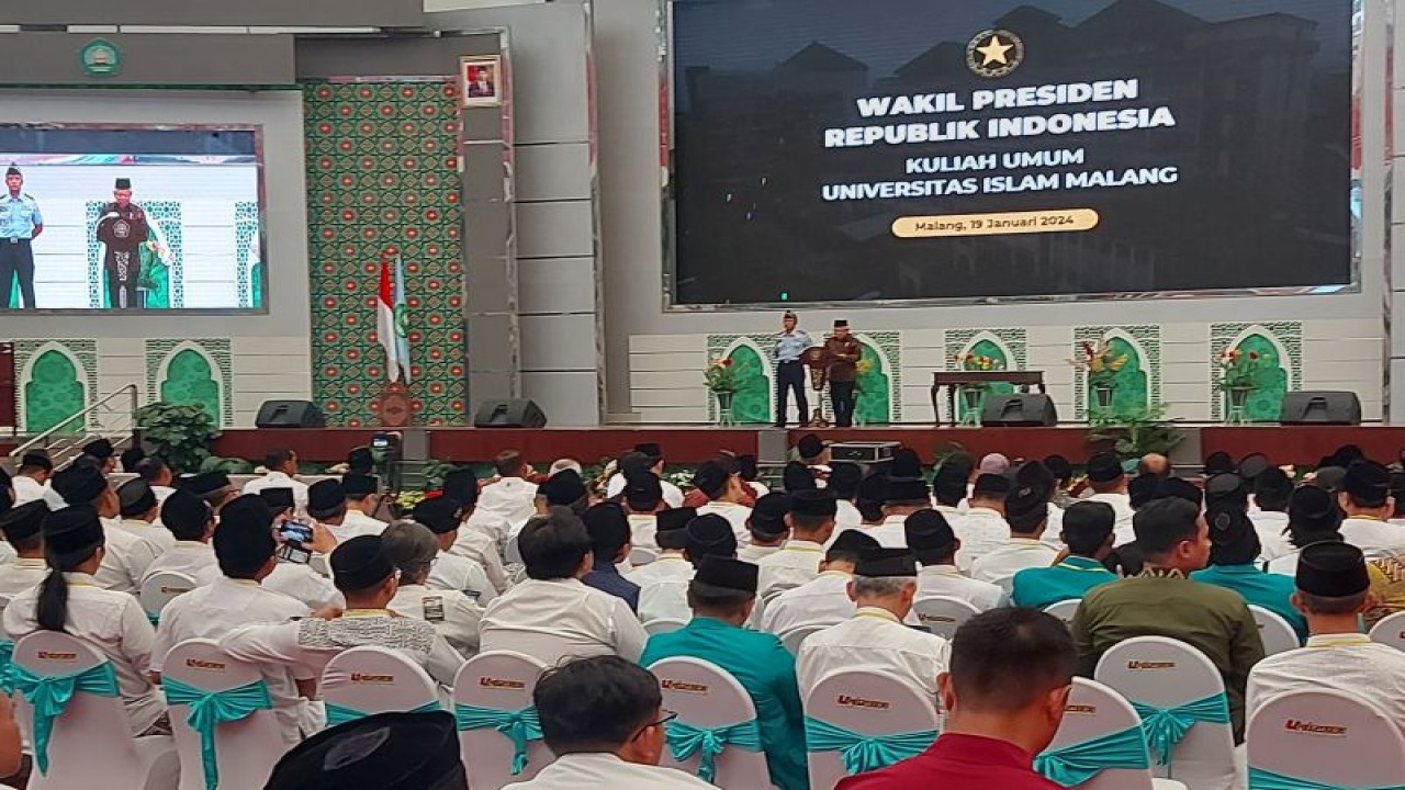 Wakil Presiden Ma'ruf Amin menyampaikan Kuliah Umum di Auditorium Profesor KH Moh Tholhah Hasan, Gedung Bundar Al-Asy’ari, Universitas Islam Malang (UNISMA), Jawa Timur, Jumat (19/1/2024). (ANTARA/Andi Firdaus)