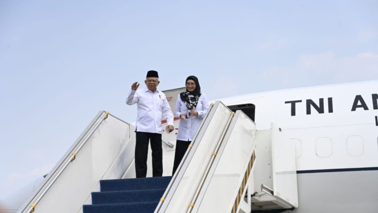 Wakil Presiden Ma’ruf Amin dan istri saat akan bertolak ke Yogyakarta dari Pangkalan TNI AU Halim Perdanakusuma, Jakarta, Selasa (9/1/2024). ANTARA/HO-BPMI Setwapres