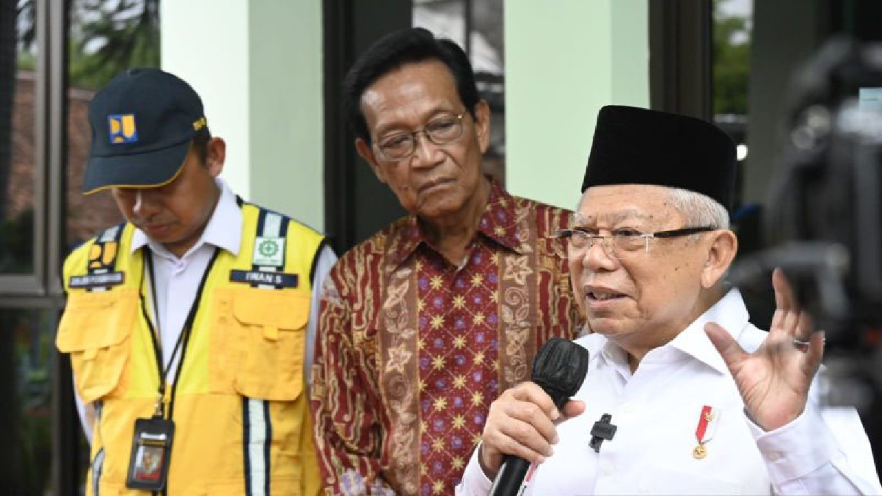 Wakil Presiden Ma'ruf Amin memberikan keterangan pers kepada wartawan di Yogyakarta, Selasa (9/1/2024). ANTARA/HO-BPMI Setwapres