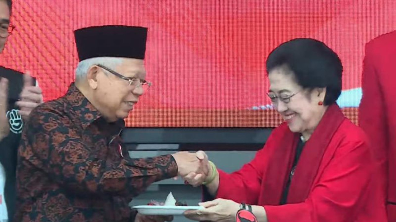 Tangkapan layar - Wapres Ma’ruf Amin menerima potongan tumpeng pertama dari Megawati Soekarnputri saat menghadiri HUT Ke-51 PDI Perjuangan di Jakarta, Rabu (10/1/2024). ANTARA/Rangga Pandu Asmara Jingga