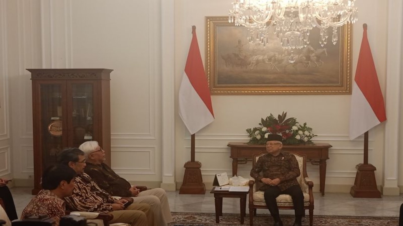 Wakil Presiden Ma’ruf Amin menerima Masyarakat Energi Baru Nuklir Indonesia (MEBNI) di Istana Wakil Presiden, Jakarta, Kamis (11/1/2024). ANTARA/Rangga Pandu Asmara Jingga