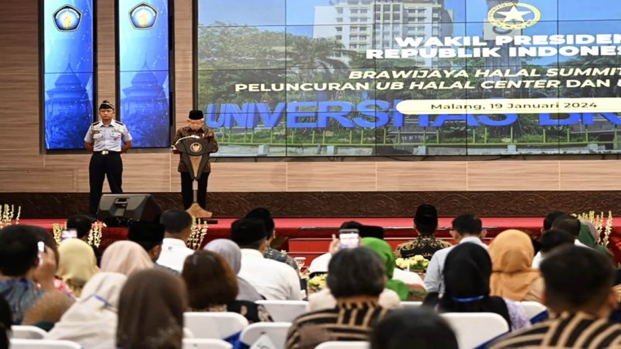 Wakil Presiden Ma'ruf Amin saat memberikan arahan dalam Brawijaya Halal Summit 2024 di Universitas Brawijaya, Kota Malang, Jawa Timur, Jumat (19/1/2024). (ANTARA/HO-BPMI Setwapres)
