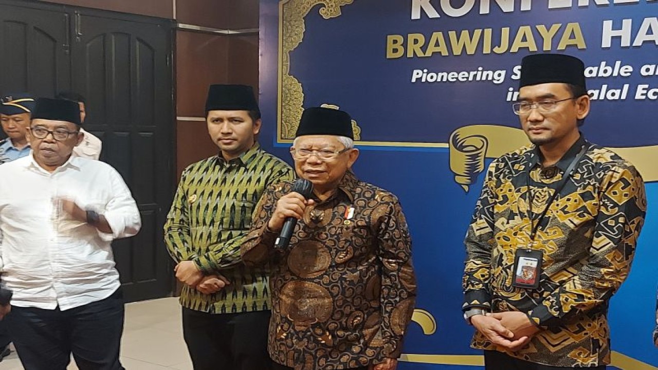 Wakil Presiden Ma'ruf Amin saat menyampaikan keterangan dalam sesi konferensi pers usai menghadiri peluncuran Universitas Brawijaya, Halal Center di Universitas Brawijaya, Malang, Jawa Timur, Jumat (19/1/2024). (ANTARA/HO-Sekretariat Presiden).