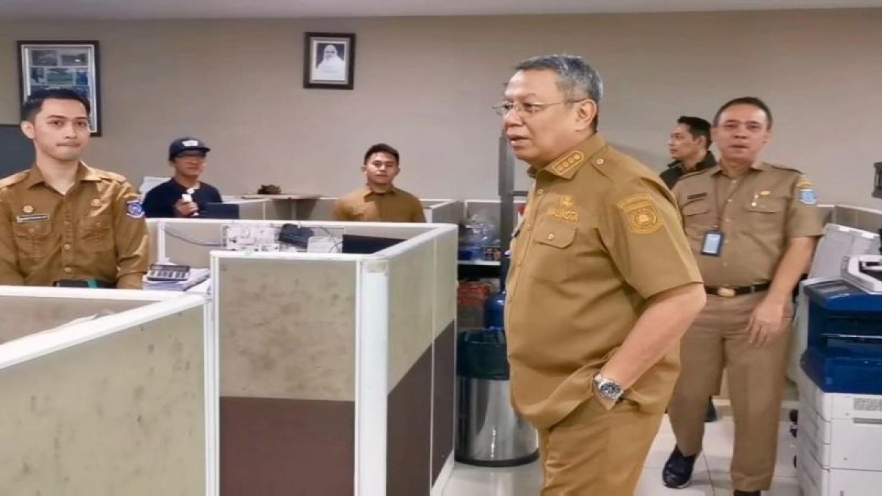 Wali Kota Tangerang Selatan Benyamin saat melakukan inspeksi mendadak (sidak) ke sejumlah ruangan perangkat daerah di lingkup Pemerintah Kota Tangerang Selatan, pada Selasa (2/1/2024). ANTARA/HO-Pemkot Tangsel
