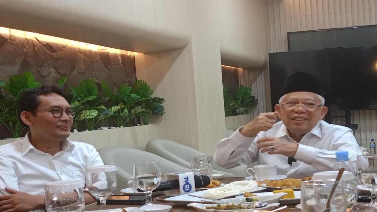 Wakil Presiden Ma’ruf Amin memberikan keterangan usai makan siang bersama dengan wartawan Istana Wakil Presiden, di kompleks Istana Wakil Presiden, Jakarta, Jumat (5/1/2024). ANTARA/Rangga Pandu Asmara Jingga