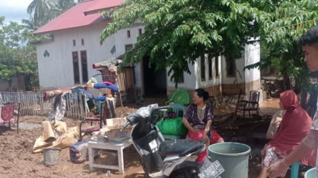 Dok- Banjir menyisakan lumpur di lingkungan rumah warga di bagian wilayah Kabupaten Tojo una-una, Provinsi Sulawesi Tengah, Senin (22/1/2024). (ANTARA/HO-BPBD Sulteng)