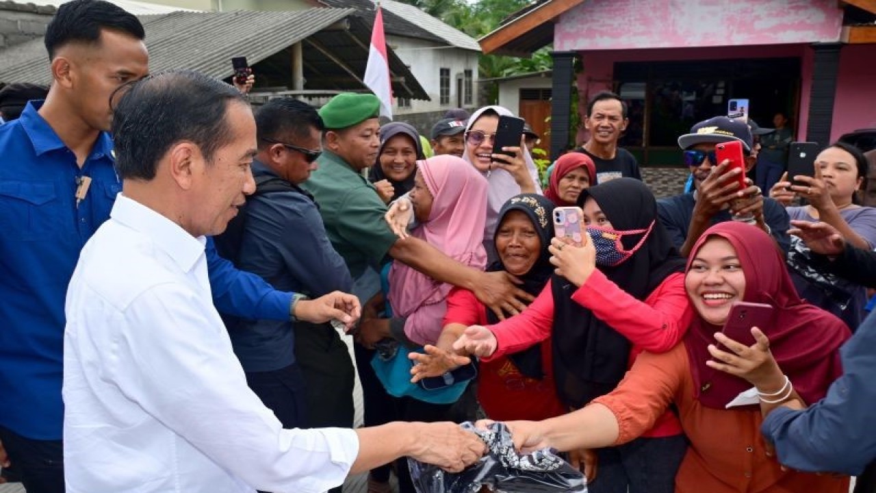 Presiden Joko Widodo menyapa warga usai meresmikan Inpres Jalan Daerah di Desa Sukomakmur, Kabupaten Magelang, Jawa Tengah, Senin (22/1/2024). ANTARA/HO-Biro Pers Sekretariat Presiden