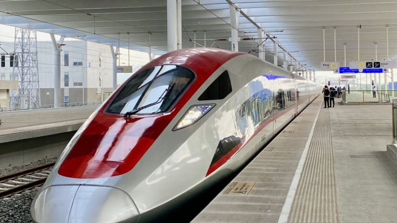 Arsip - Rangkaian Kereta Cepat Whoosh di Stasiun Tegalluar, Kabupaten Bandung, Jawa Barat, Rabu (29/11/2023). (ANTARA/Rubby Jovan)