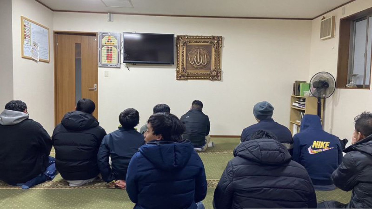 Sejumlah WNI usai menjalankan ibadah salat Isya di Masjid Kanazawa, Prefektur Ishikawa, Jepang, Senin (1/1/2024) waktu setempat. ANTARA/HO-Dian Novitasari/aa. (Handout Dian Novitasari)