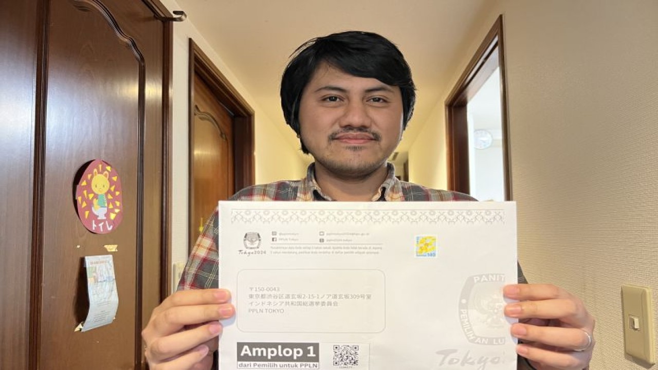 Salah satu pemilih WNI di Jepang, Aisar, menunjukkan amplop yang berisi surat suara yang sudah dicoblos dan dikirimkan kembali ke PPLN Tokyo, Minggu (21/1). (ANTARA/ Juwita Trisna Rahayu)