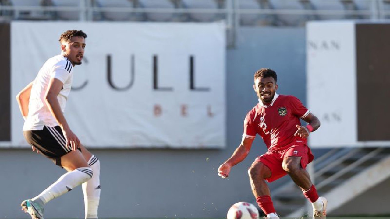Pemain sayap timnas Indonesia, Yakob Sayuri (kanan) saat melawan timnas Libya. Timnas Indonesia kembali gagal menaklukkan Libya setelah menelan kekalahan tipis dengan skor 1-2 pada laga uji coba di Stadion Titanic Mardan, Antalya, Turki, Jumat (5/1/2023). ANTARA/HO-PSSI/pri. (ANTARA/HO-PSSI)