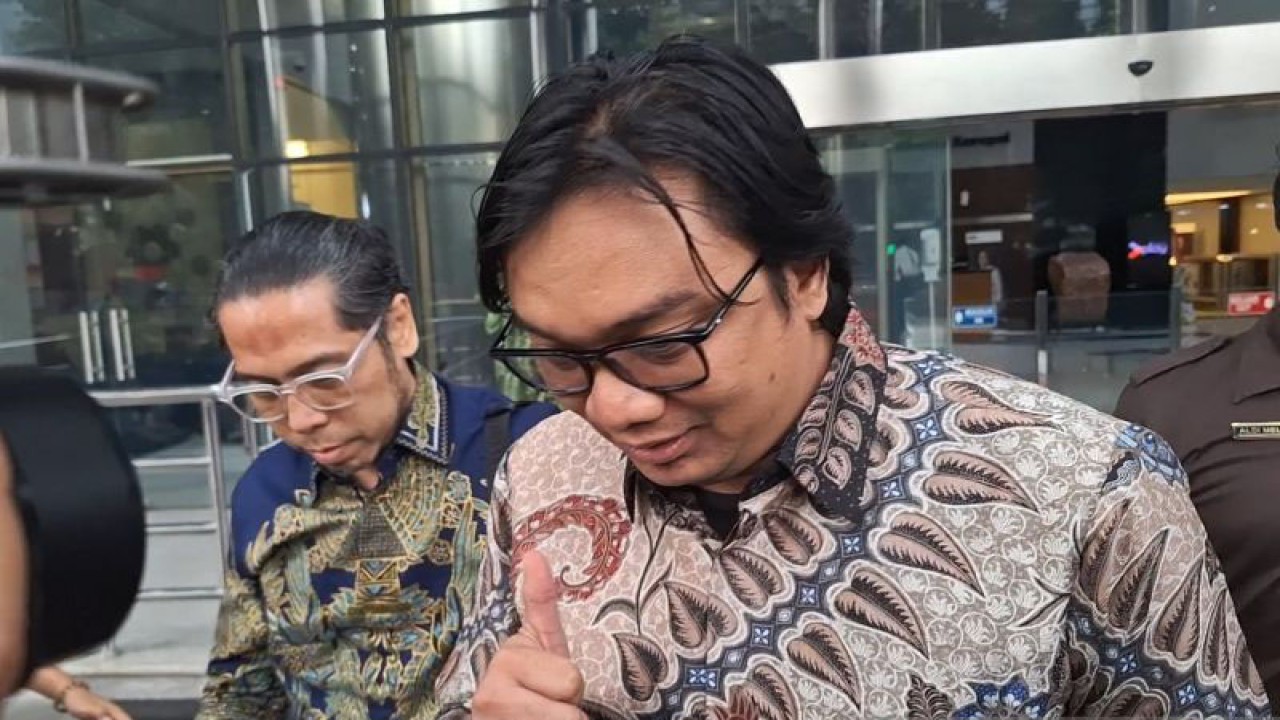 Advokat Yosi Andika Mulyadi meninggalkan Gedung Merah Putih KPK usai diperiksa penyidik KPK, Selasa (9/1/2024). ANTARA/Fianda Sjofjan Rassat