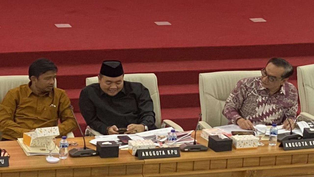 Komisioner KPU Yulianto Sudrajat (kanan) menjelaskan jadwal penyelenggaraan Pilkada 2024 yang telah menjadi draf dalam Rancangan PKPU dalam Uji Publik tiga Rancangan PKPU di Jakarta, Kamis (11/1/2024). (ANTARA/Hreeloita Dharma Shanti)
