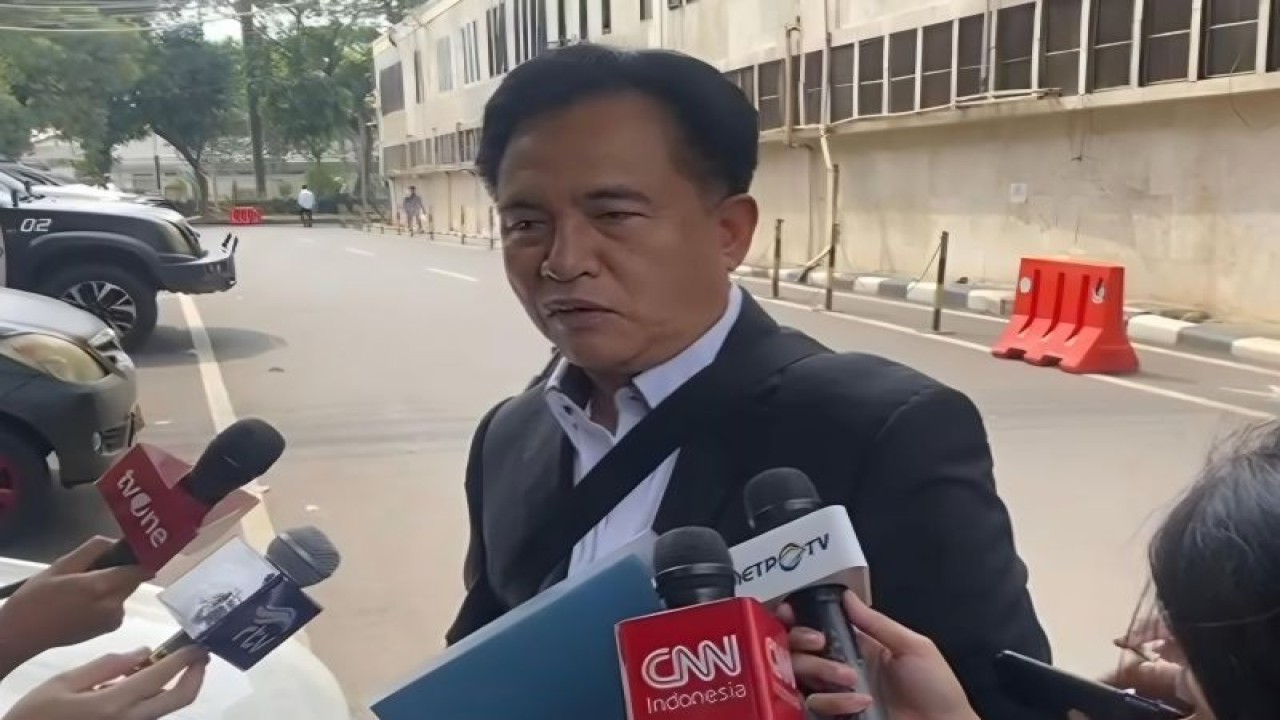 Yusril Ihza Mahendra saat ditemui di Polda Metro Jaya, Senin (15/1/2024) (ANTARA/Ilham Kausar)