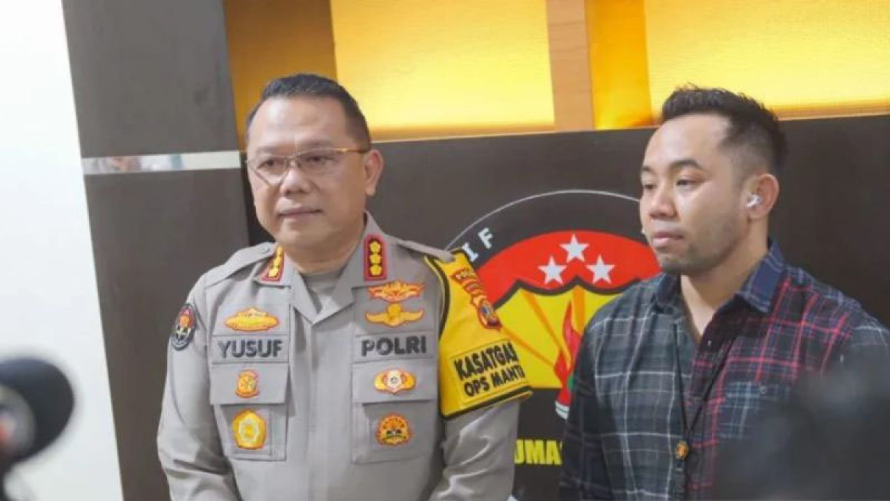 Kepala Bidang Humas Polda Kaltim Kombes Pol. Yusuf Sutejo (kiri) dan Kepala Subdit Siber Polda Kaltim Kompol Kadek Adi Budi saat memberikan keterangan pers terkait kasus pengancaman Anis di Kalimantan Timur, Senin (15/1/2024). (ANTARA/HO-Polda Kaltim)