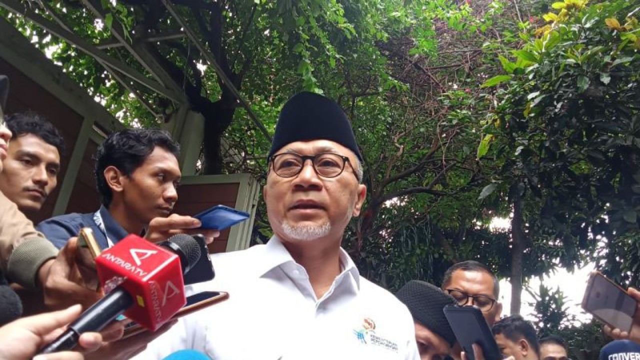 Menteri Perdagangan Zulkifli Hasan saat ditemui di rumah duka Rizal Ramli, Jakarta Selatan pada Rabu (3/1/2024). (ANTARA/Farhan Arda Nugraha)
