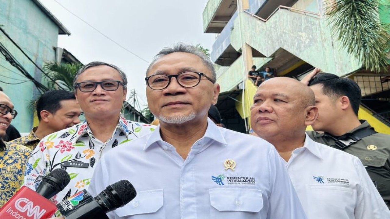 Menteri Perdagangan Zulkifli Hasan (tengah) saat memberi keterangan kepada media usai meninjau harga bahan pangan pokok di Pasar Palmerah, Jakarta Barat, Kamis (4/1/2204). ANTARA/Kuntum Riswan.