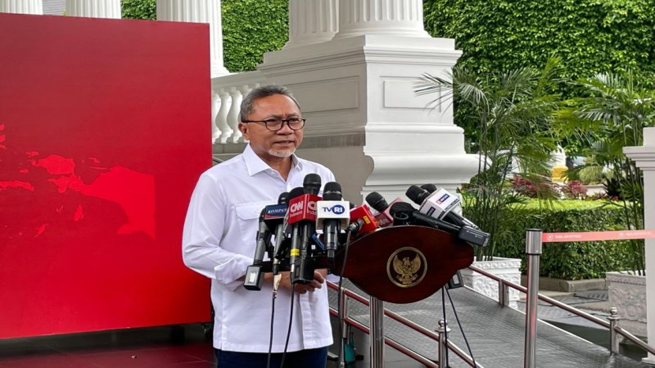 Menteri Perdagangan Zulkifli Hasan menyampaikan keterangan pers usai rapat terbatas terkait stok pangan, di Istana Kepresidenan, Jakarta, pada Kamis (18/1/2024). (ANTARA/Yashinta Difa)