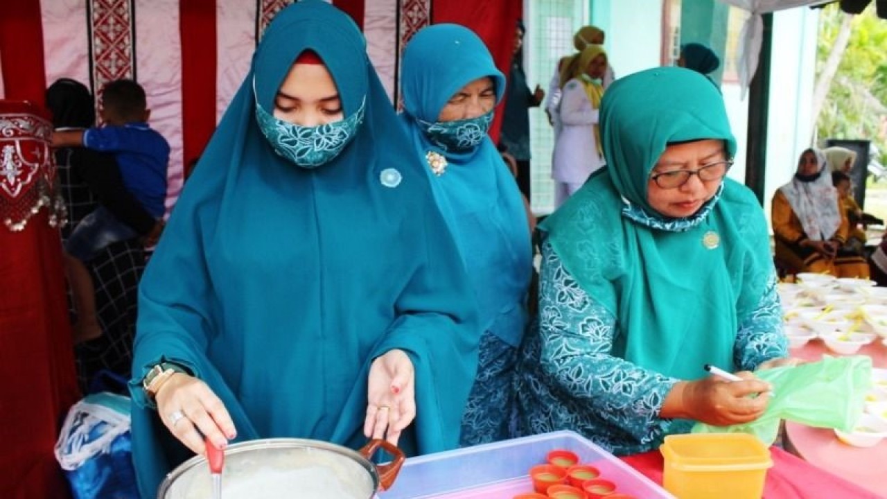 Ilustrasi: Ketua Tim Penggerak Pemberdayaan Kesejahteraan Keluarga (PKK) Kabupaten Aceh Barat, Evi Juwinda melakukan sosialisasi pembuatan asupan makanan tambahan kepada bayi dan balita kepada ibu menyusui di Desa Paya Meugendrang, Kecamatan Woyla Timur, Kabupaten Aceh Barat. (ANTARA/HO-Dok. Pemkab Aceh Barat)