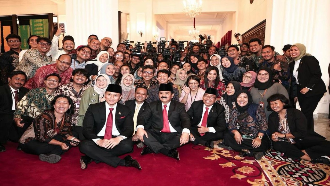 Momen akrab AHY, Hadi, Bahlil, Pratikno bersama wartawan