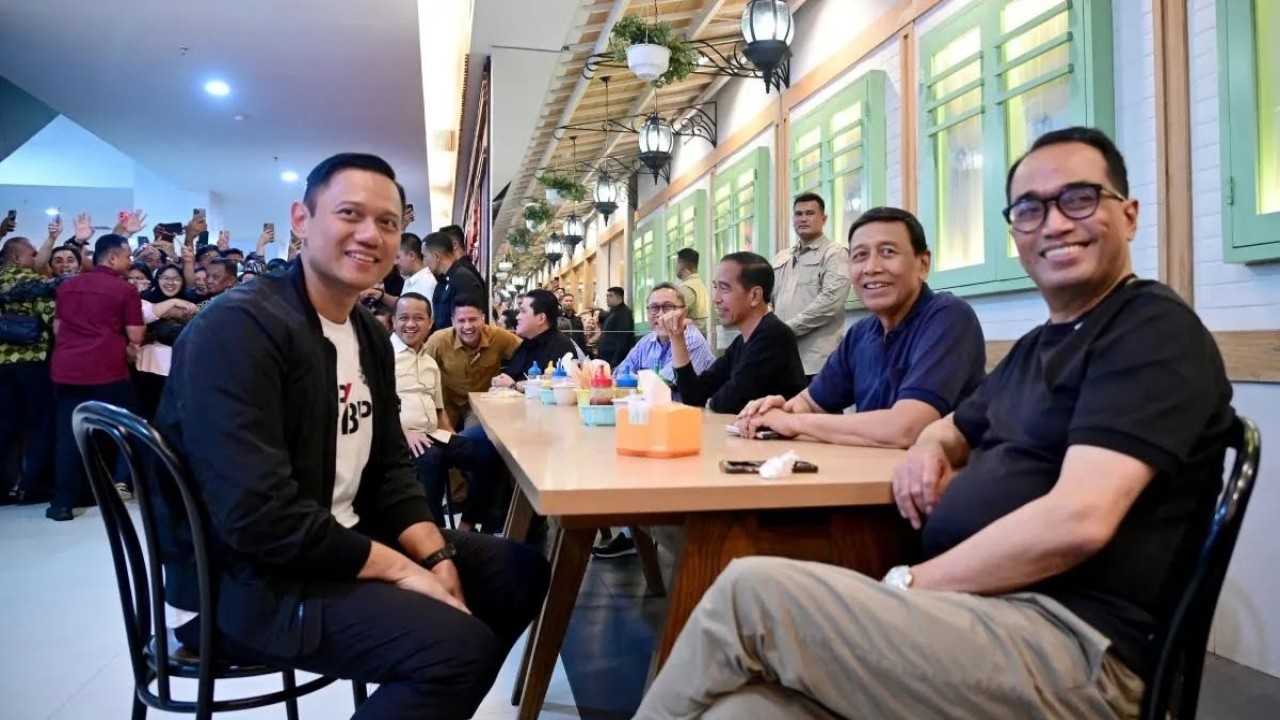 Menteri ATR/Kepala BPN AHY bersama Presiden Jokowi dan menteri lainnya, serta Ketua Dewan Pertimbangan Presiden, Wiranto. (Antara)