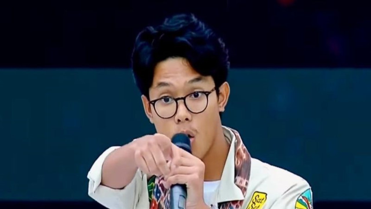 Putra Capres RI Ganjar Pranowo, Alam Ganjar saat bernyanyi bersama NDX AKA di kampanye terbuka pasangan Ganjar-Mahfud bertajuk Hajatan Rakyat di Banyuwangi, Jawa Timur, Kamis (8/2/2024) ANTARA/HO-PDIP