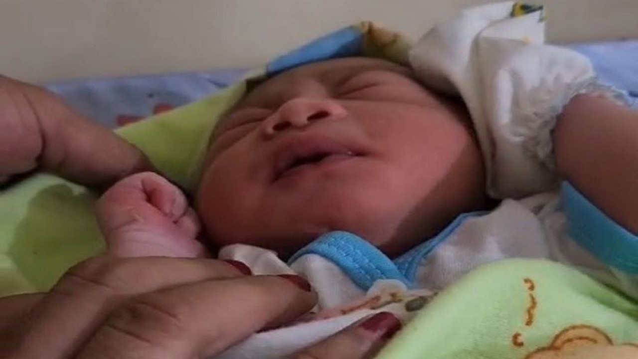 Seorang bayi dari pasangan Hamzah Adzalah dan Yudith Aprilia Tobigo diberi nama Anies Rasyid Baswedan. (Istimewa/Teras Kabar)