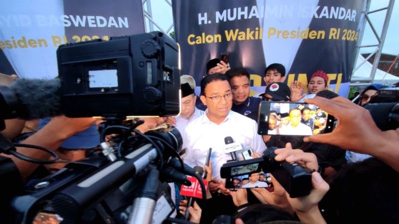 Calon Presiden nomor urut 1 Anies Rasyid Baswedan (tengah) menjawab pertanyaan wartawan seusai menghadiri konsolidasi akbar DPW Partai NasDem Sulsel di Lapangan Nasdem, Jalan Bau Massepe, Kota Parepare, Sulawesi Selatan, Selasa (6/2/2024). ANTARA/Darwin Fatir.