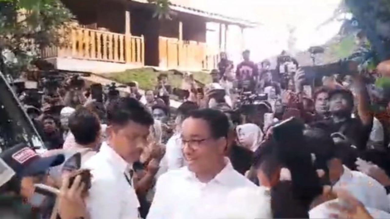 Calon Presiden RI Anies Baswedan bersiap menuju lokasi debat Pilpres 2024 dari kediamannya, Lebak Bulus, Jakarta Selatan, Minggu (4/2/2024). ANTARA/Fauzi Lamboka