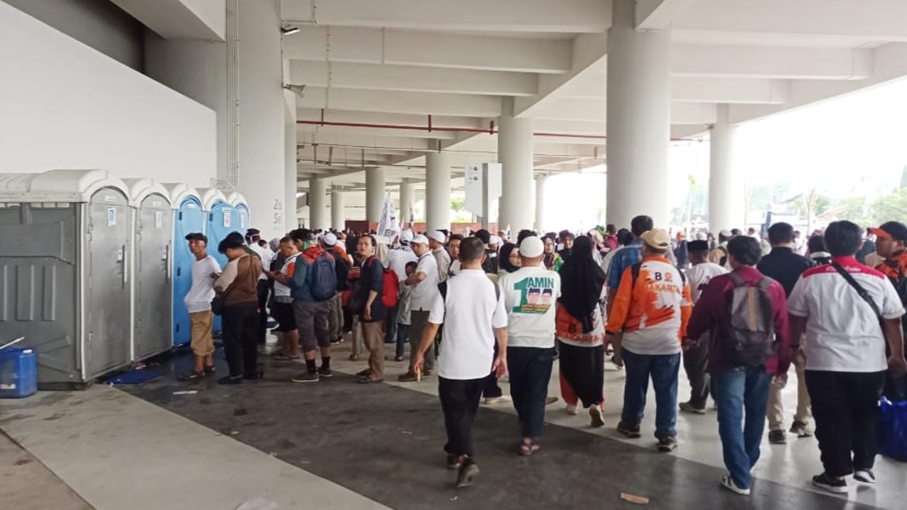 Para pendukung Antri di depan toilet portabel di Jakarta Internasional Stadium (JIS), Sabtu (10/02/2024). (foto: nusantaratv.com/Arfa Gandhi)