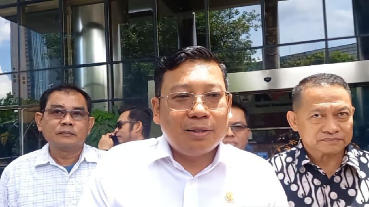 Kepala Badan Pangan Nasional (Bapanas) Arief Prasetyo Adi berikan keterangan kepada wartawan usai diperiksa KPK di Gedung Merah Putih KPK, Jakarta Selatan, Jumat (2/2/2024). ANTARA/Fianda Sjofjan Rassat