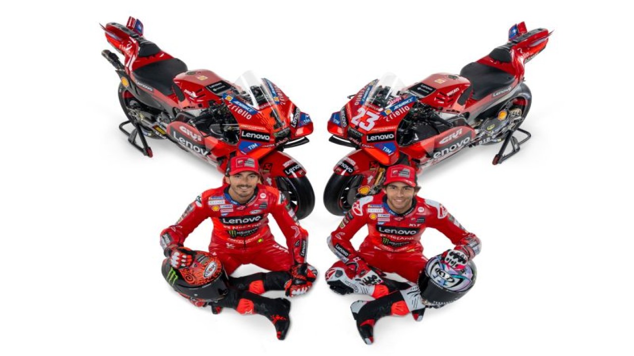 Francesco Bagnaia dan Enea Bastianini berpose dengan motor Ducati Desmosedici GP yang akan mereka tunggangi untuk MotoGP 2024. (ANTARA/HO/Ducati Corse)