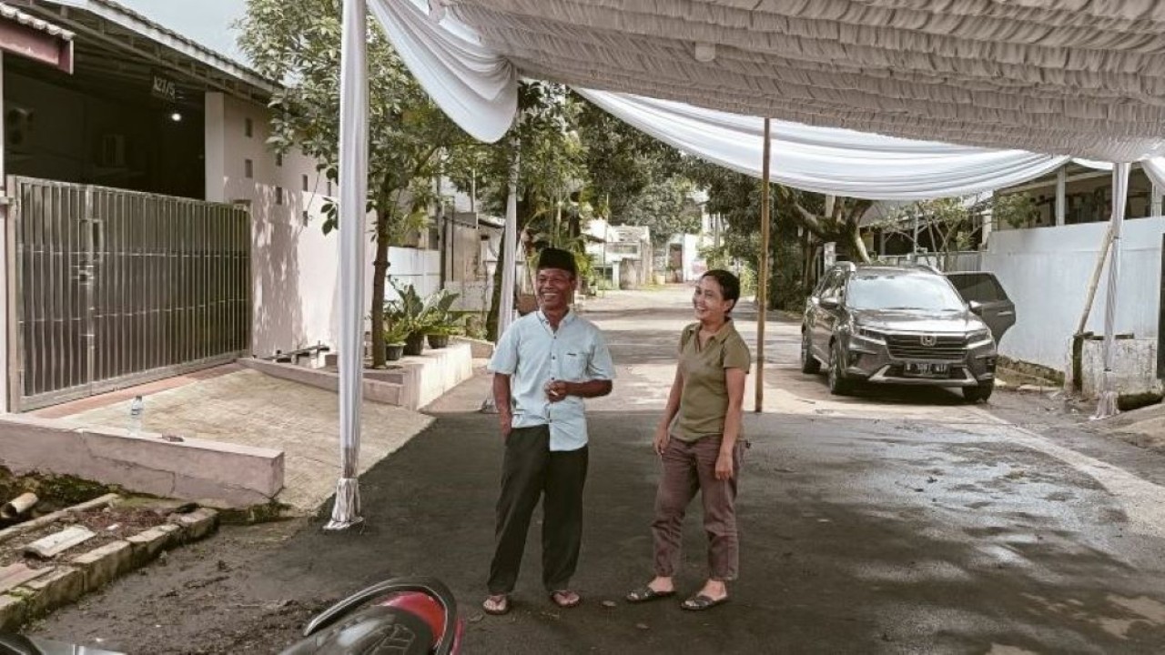 Ketua KPPS TPS 100 Gilang Cempaka (kanan) mengungkapkan, pihaknya tidak bisa melaksanakan pencoblosan sesuai jadwal akibat lokasi TPS dilanda banjir. (Dok/NTV)