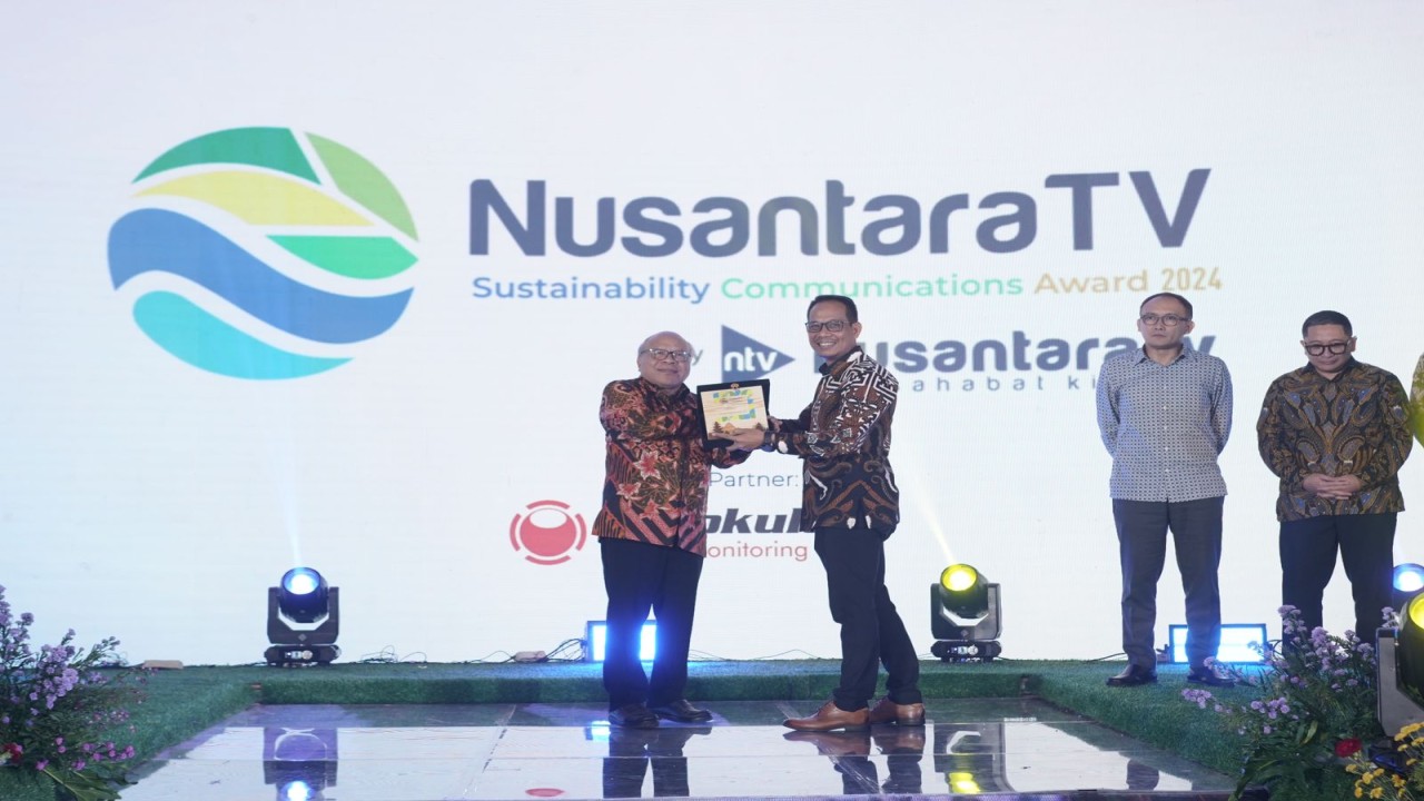 Pemberian award ke perwakilan Bank Mandiri