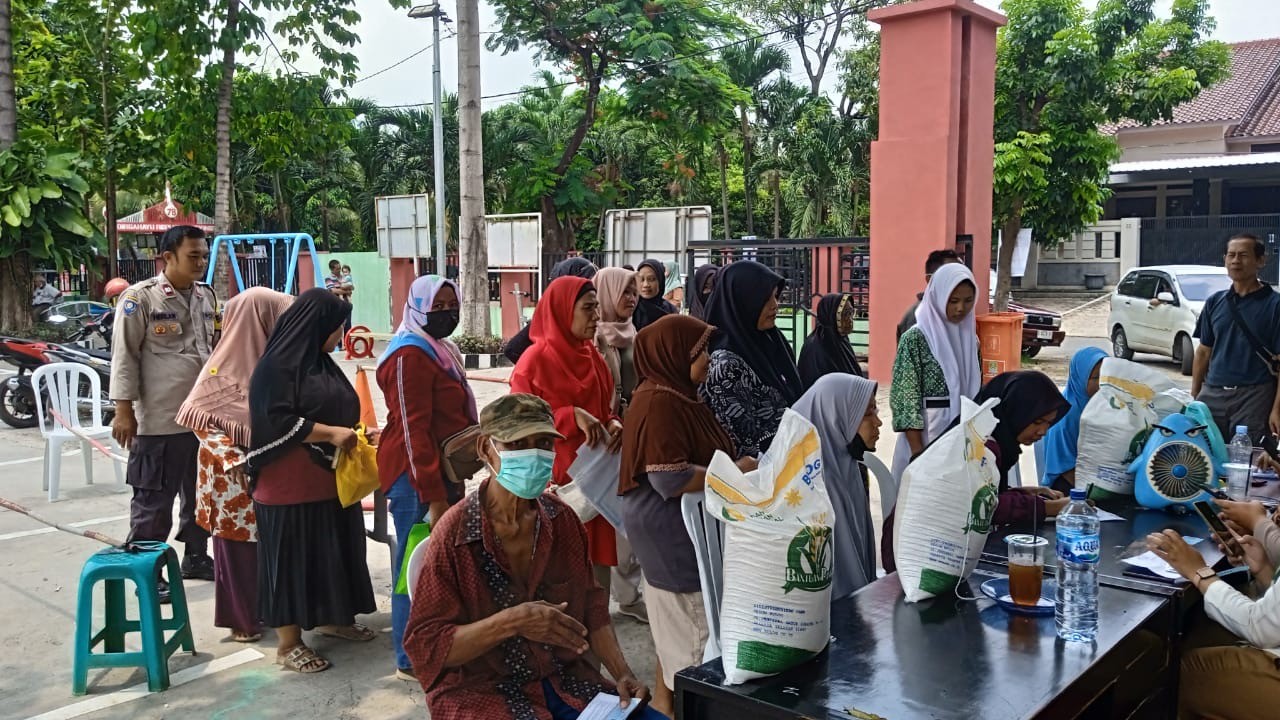Masyarakat antre pembagian bansos beras 10kg/ist