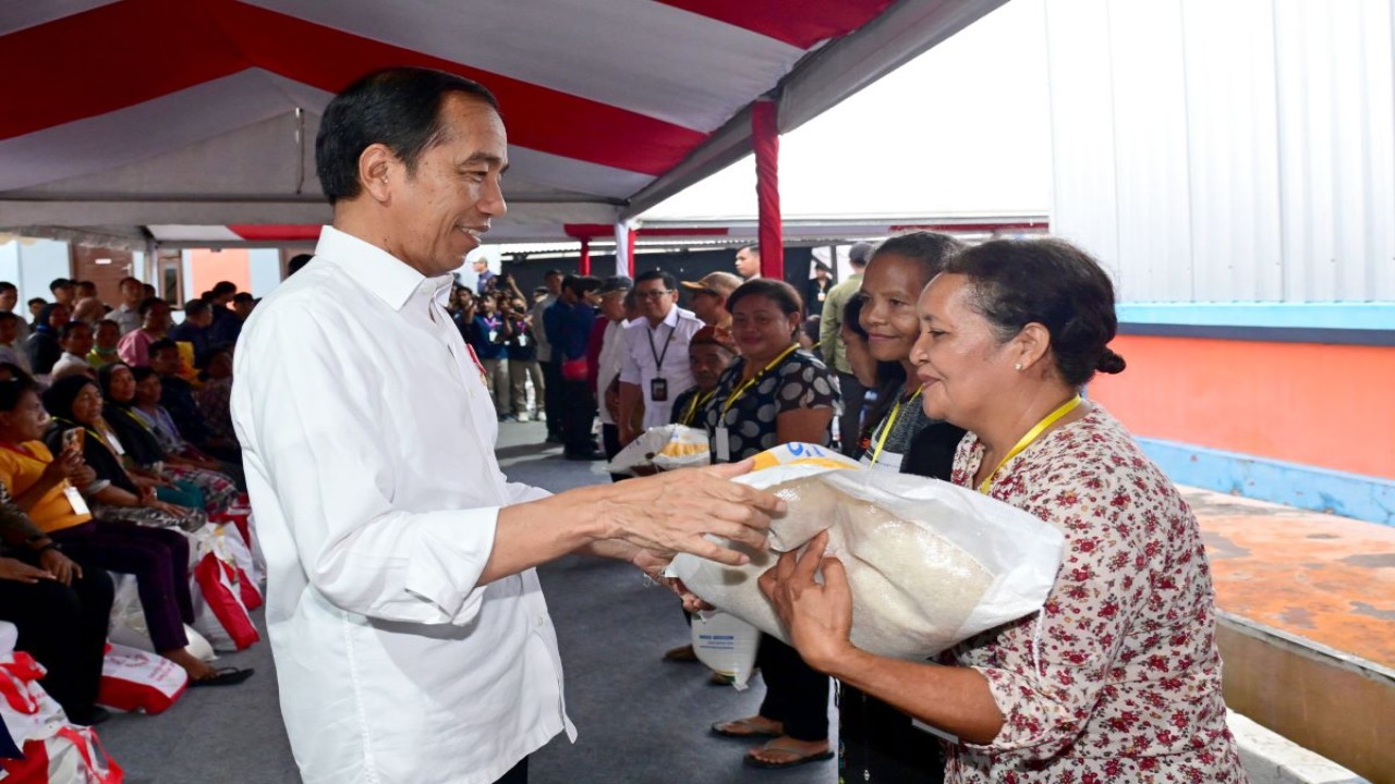 Presiden Jokowi membagikan bansos beras kepada masyarakat