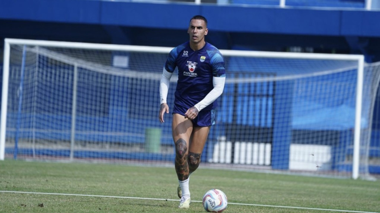 Bek Persib, Alberto Rodriguez