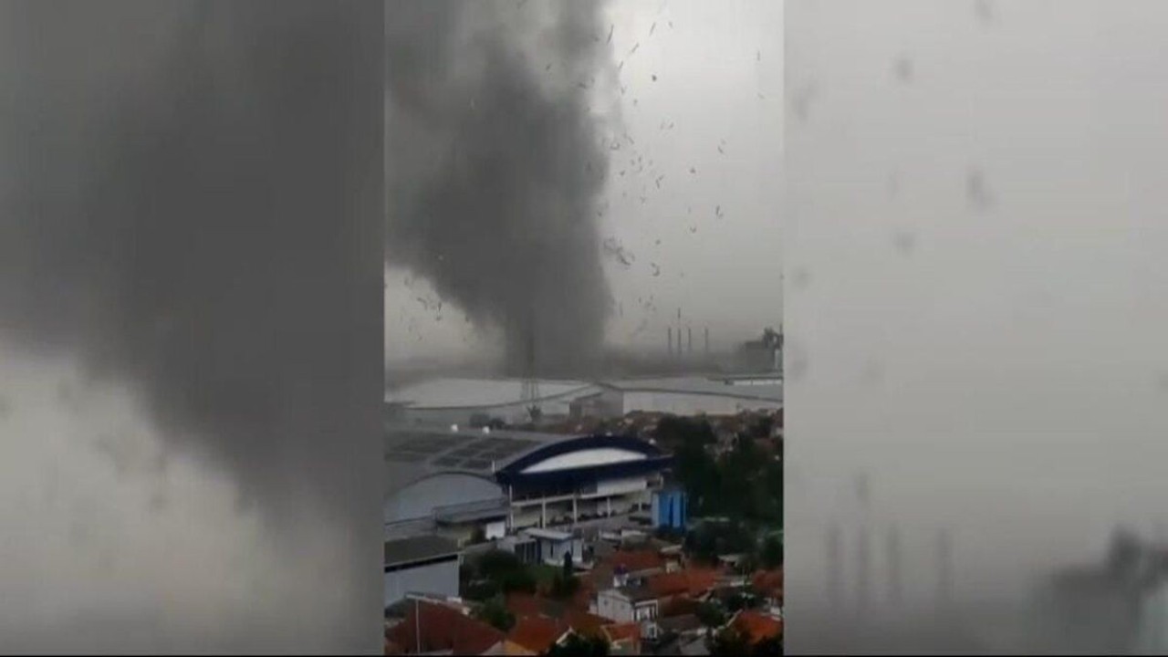 Angin puting-beliung memporak-porandakan rumah warga di Rancaekek, Sumedang/ist