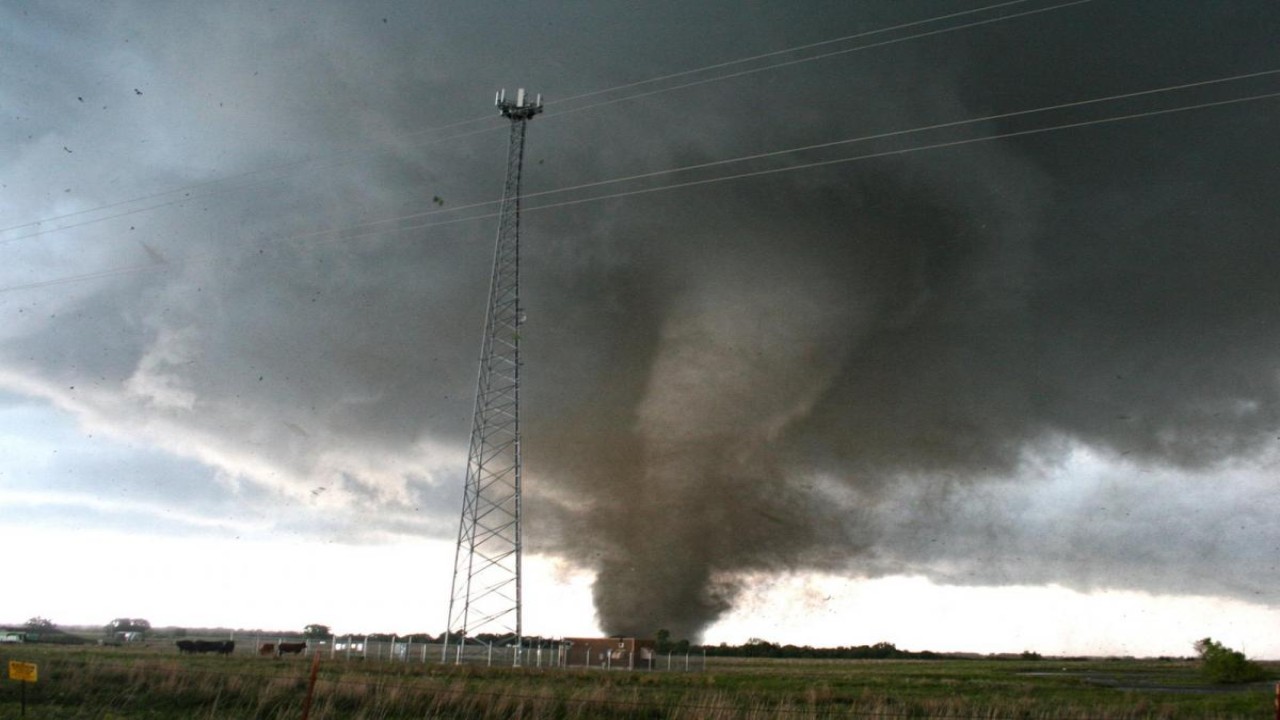 Angin kencang tornado/ist