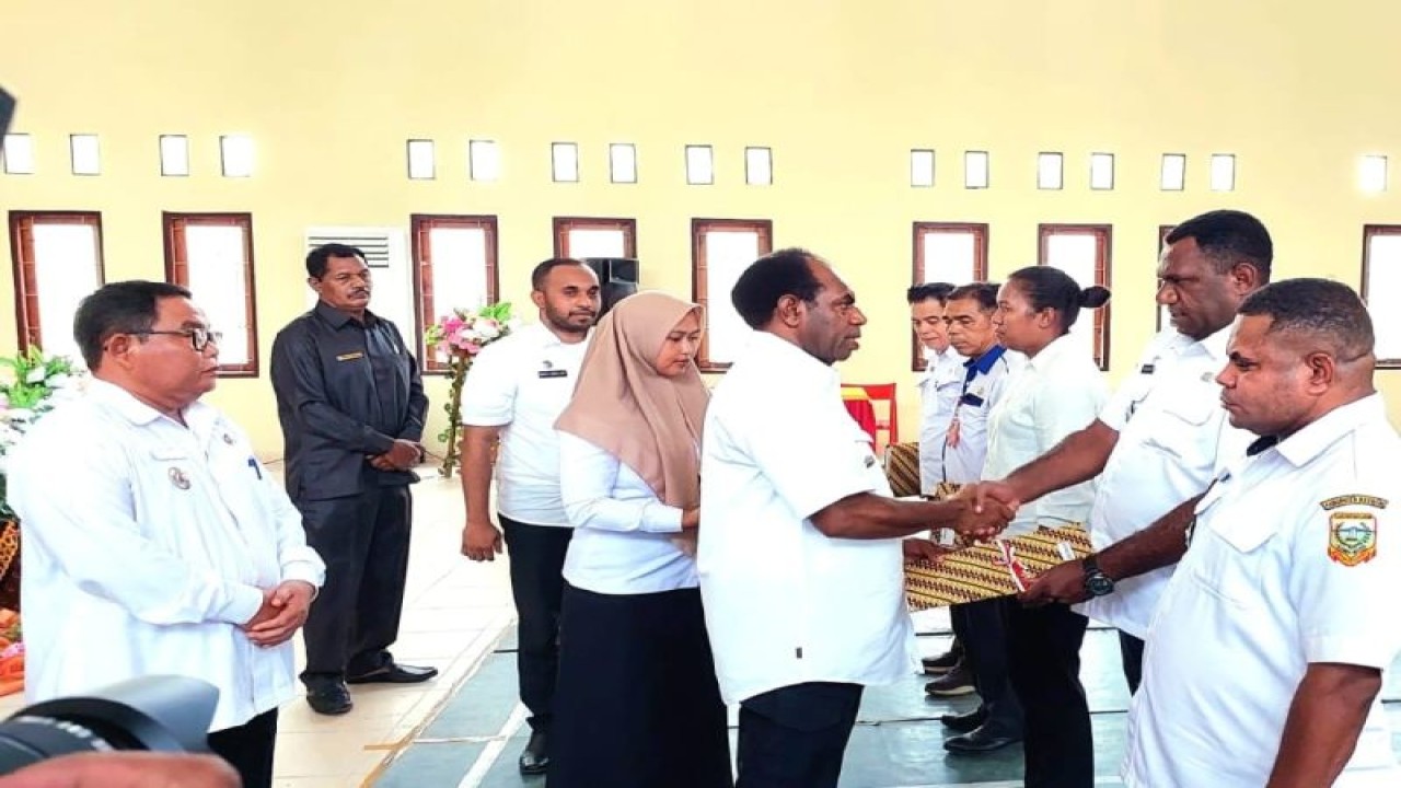 Bupati Keerom, Papua Piter Gusbager saat menyerahkan DPA 2024 kepada perwakilan OPD di Gedung Pramuka, Kabupaten Keerom, Papua, Rabu (31/1). (ANTARA/HO-Humas Pemkab Keerom)