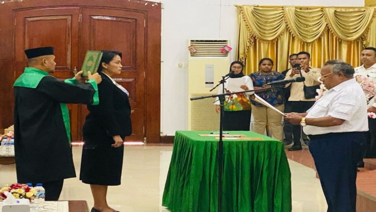 Bupati Mimika Eltinus Omaleng melantik Ida Wahyuni sebagai Penjabat Sekda Mimika pada Kamis, 1/2/2024 di Pendopo Rumah Negara, Timika. (ANTARA/HO-Dokumentasi pribadi)