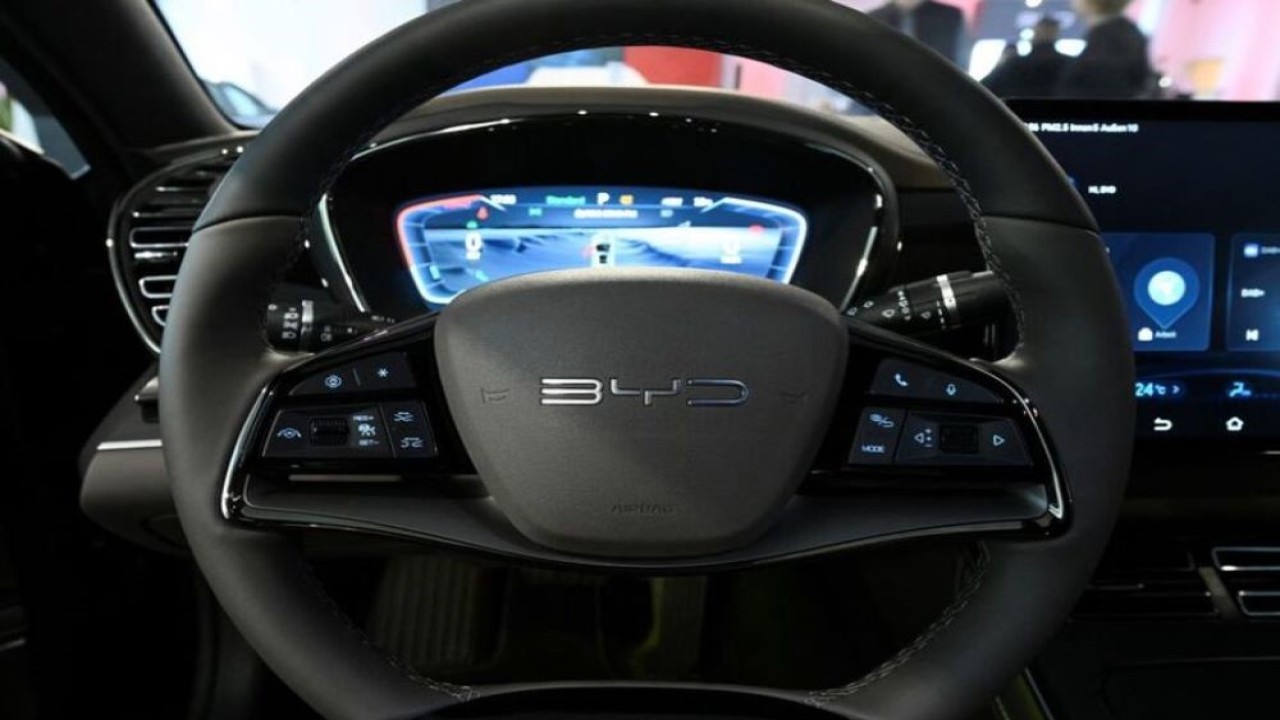 Tampak kemudi kendaraan listrik BYD HAN saat pembukaan gerai BYD di dealer mobil Sternauto di Berlin, Jerman, pada 31 Januari 2024. (Dok/Annegret Hilse/Reuters)