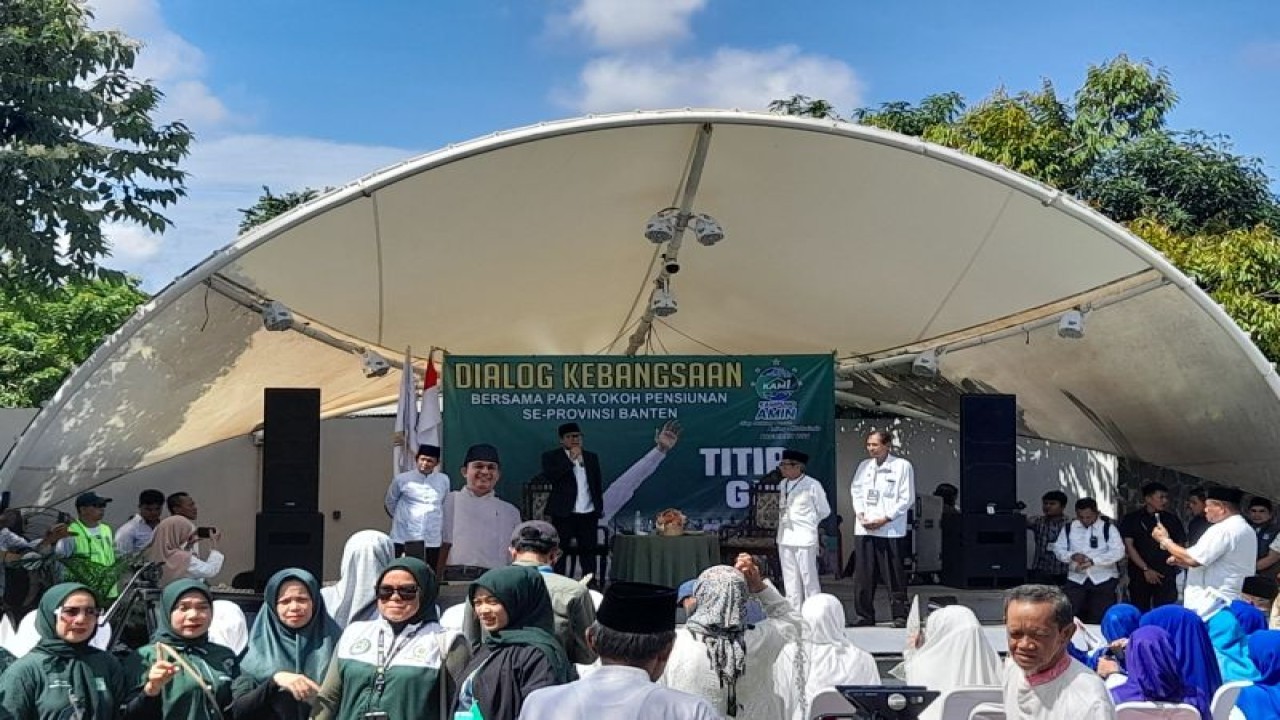Calon wakil presiden nomor urut 1 Muhaimin Iskandar melakukan pertemuan dengan kelompok pensiunan ASN Provinsi Banten, Jumat (2/2). (ANTARA/Desi Purnama Sari)