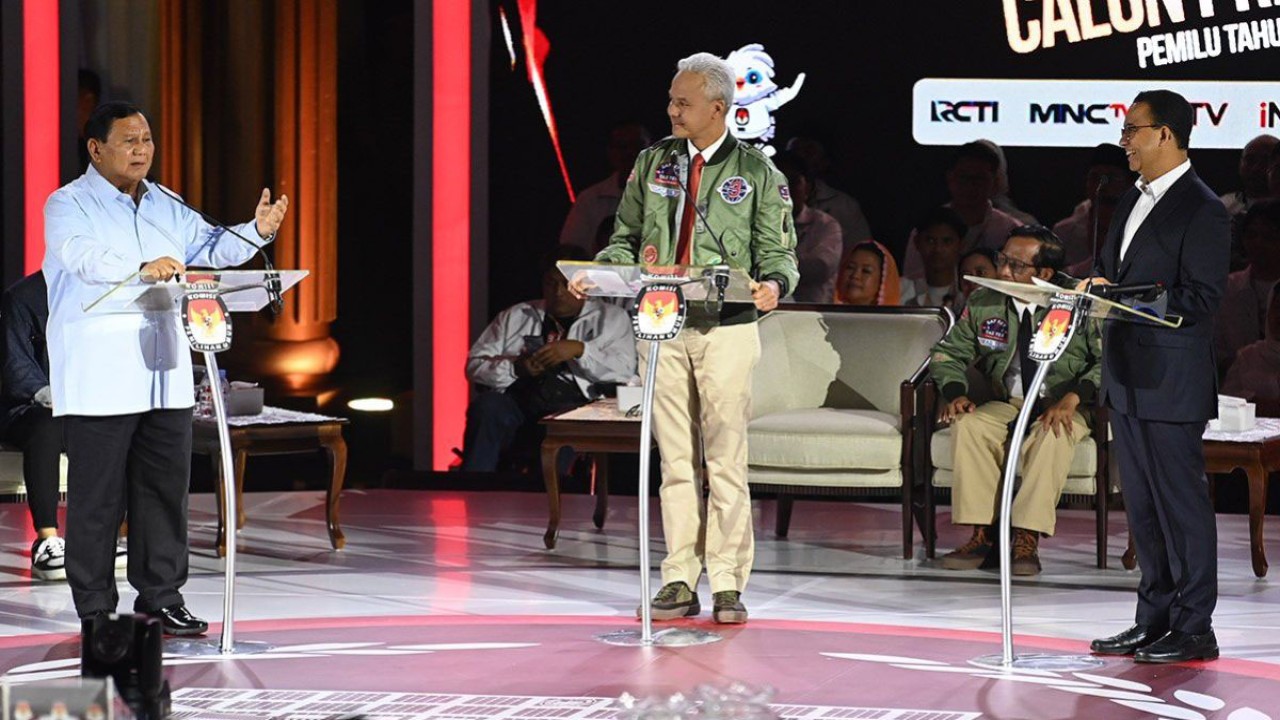 Capres RI Prabowo Subianto (kiri) menyampaikan pendapat disaksikan Capres RI Anies Baswedan (kanan), dan Capres RI Ganjar Pranowo saat adu gagasan dalam debat ketiga Pilpres 2024 di Istora Senayan, Jakarta, Minggu (7/1/2024) malam. ANTARA FOTO/Aditya Pradana Putra/foc/aa.